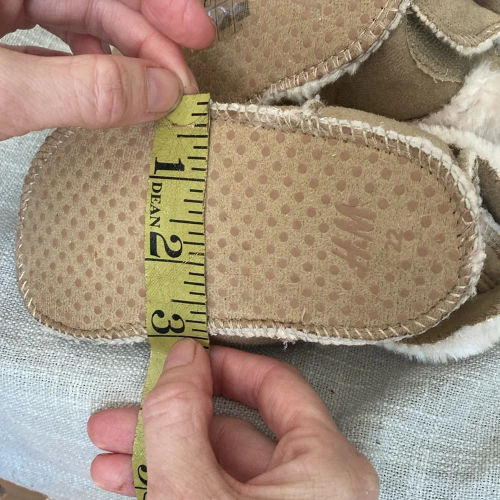 Toddler moccasins slippers boots.NWT SIZE 6